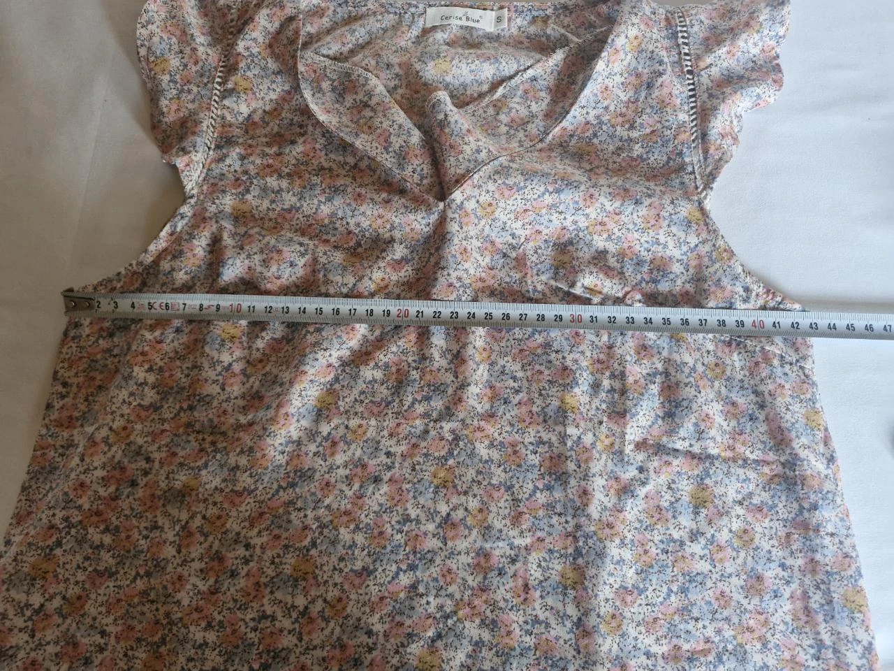 Vrouwelijke top met fluïde bloemen en pofmouwen - Meerkleurig - Maat S – photo 7